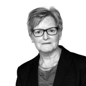 mevrouw met bril op van Colpa's brilmonturen