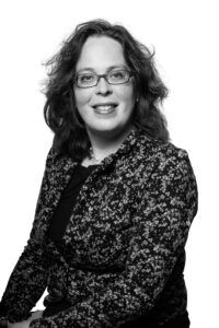 dame met één van Colpa's brilmonturen